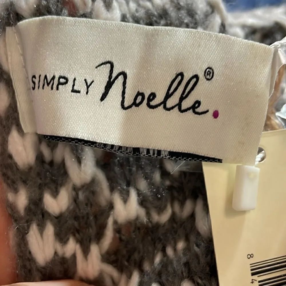 Simply Noelle Chunky Knit Scarf with Buttons Gray and White - Picture 4 of 5